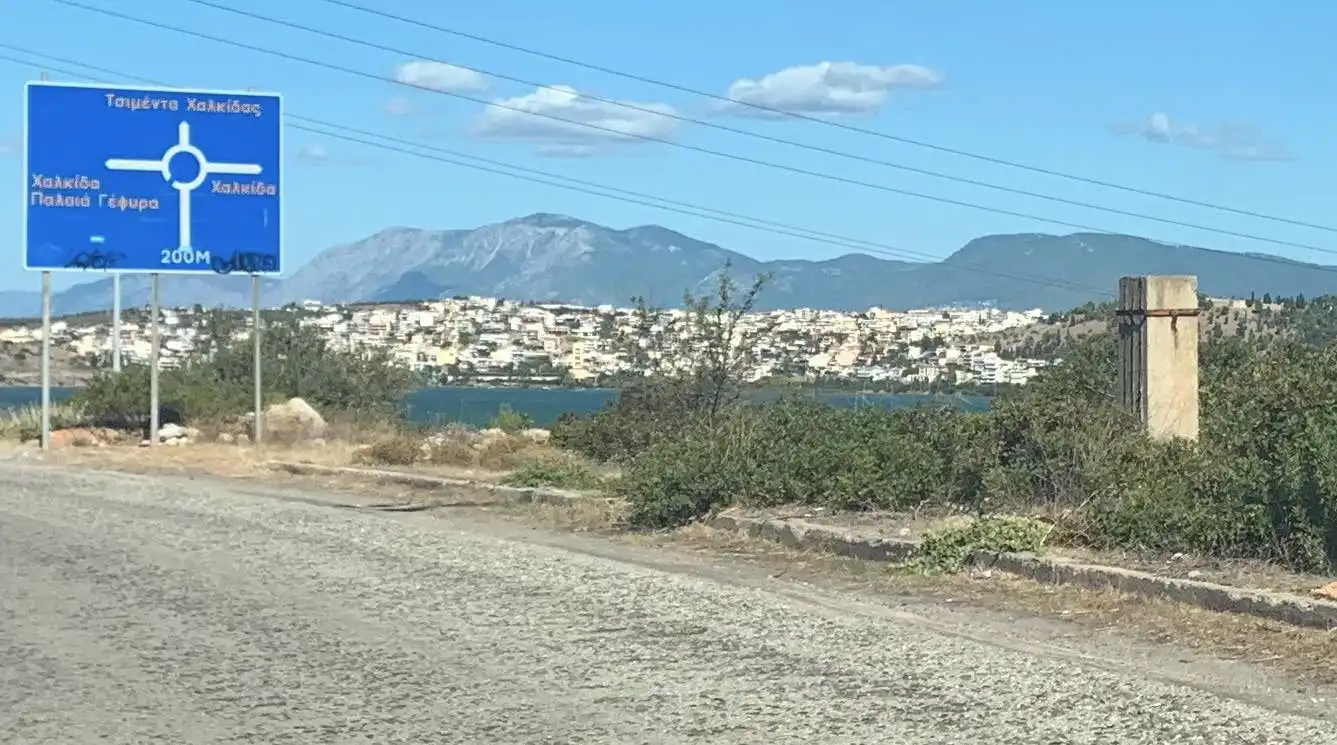 Η σπανιότητά του, σε συνδυασμό με τη νοσταλγία και τη διαρκή ζήτηση για αντικείμενα με ιστορική σημασία, εκτόξευσε την αξία του σε επίπεδα που ξεπερνούν ακόμα και το κόστος ενός παραθαλάσσιου διαμερίσματος στη Χαλκίδα.