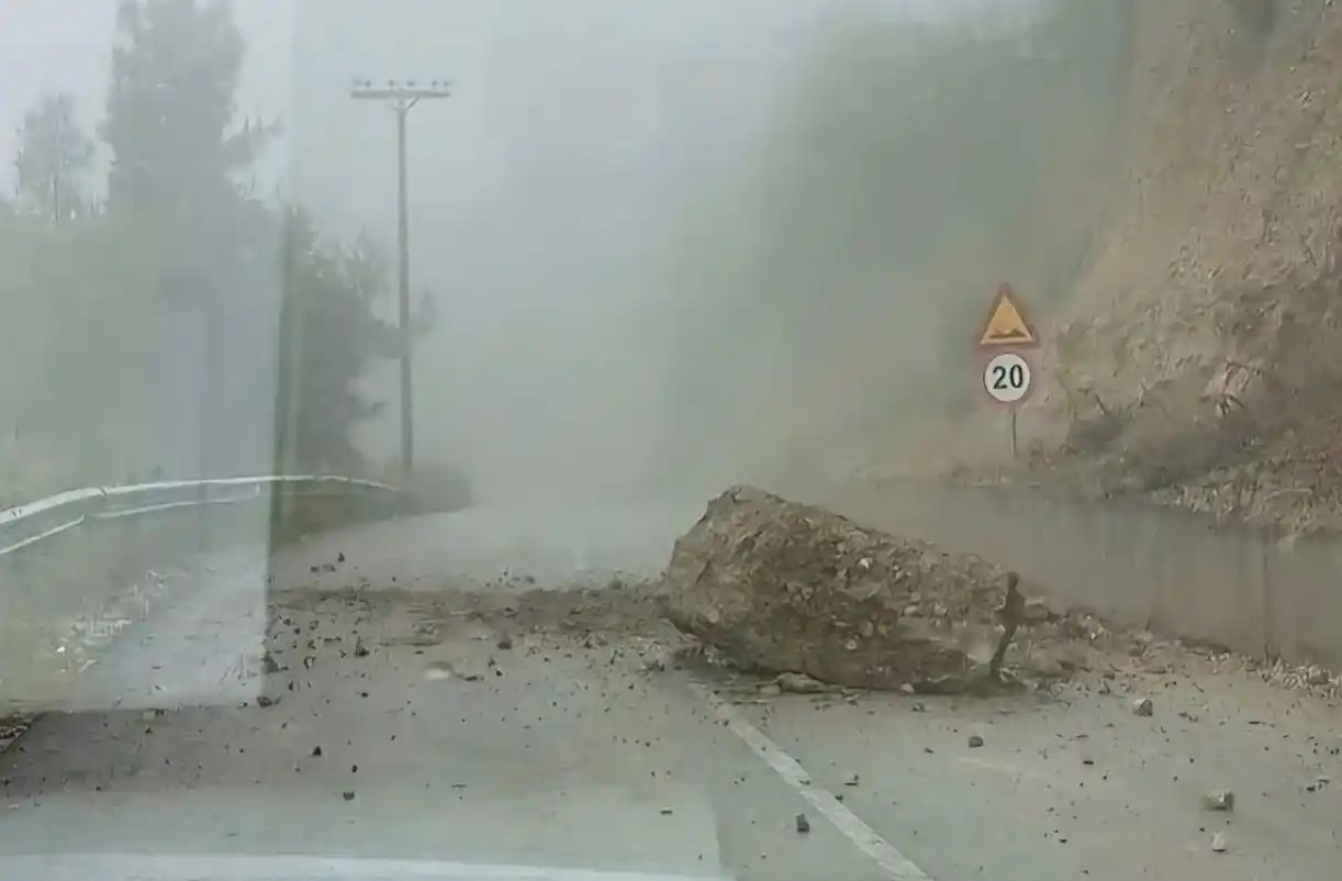 Είναι η πιο τρομακτική στιγμή σε δρόμο όταν ένας βράχος πέφτει λίγα μέτρα μακρυά σου