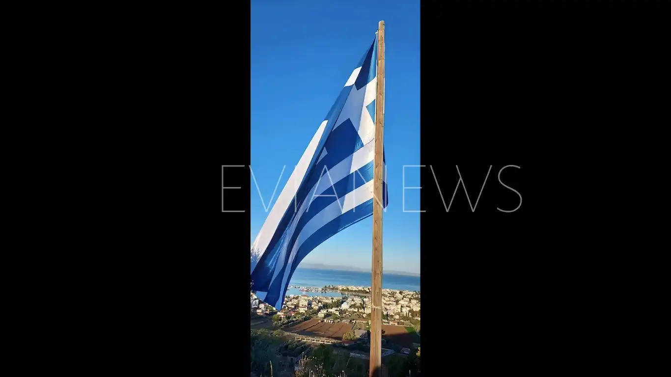 Κάθε χρόνο ετοιμάζουν μια σημαία 60 τετραγωνικών μέτρων και την ανεβάζουν στο πιο ψηλό σημείο της περιοχής.