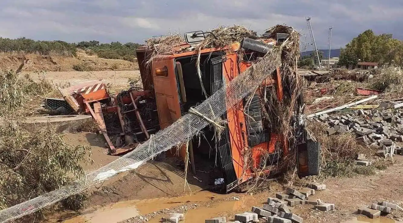 Μια άμορφη μάζα χωρίς παράθυρα και λάστιχα