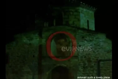 Ο ναός του Αγίου Δημητρίου στα Χάνια Αυλωναρίου Ευβοίας, όπου το 2013 εμφανίστηκε μια μορφή όμοια με ανθρώπινο πρόσωπο πάνω από την είσοδο του ναού.