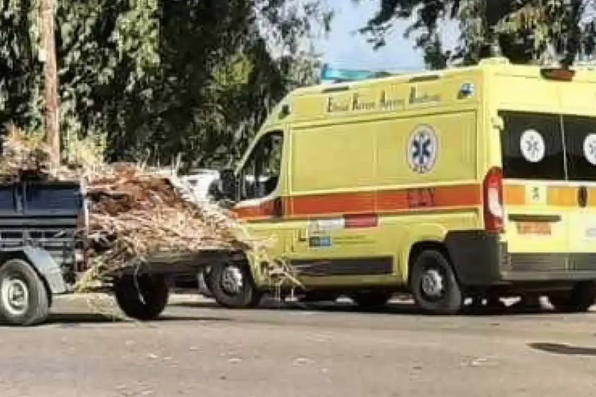 Το ασθενοφόρο μετέφερε τη σορό της άτυχης γυναίκας στο νοσοκομείο Καρύστου