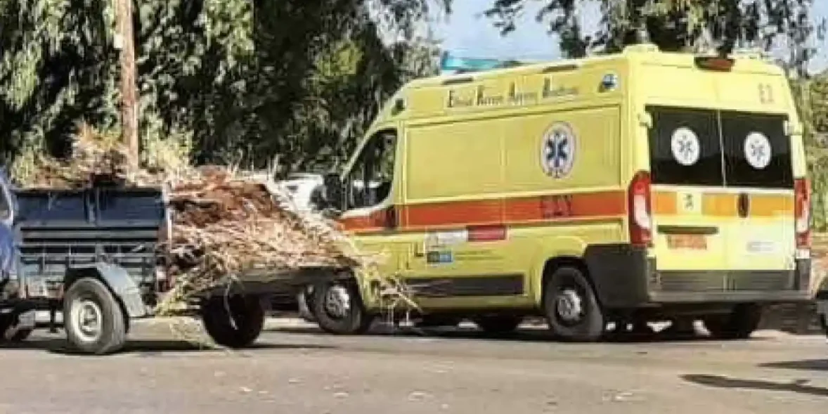 Το ασθενοφόρο μετέφερε τη σορό της άτυχης γυναίκας στο νοσοκομείο Καρύστου