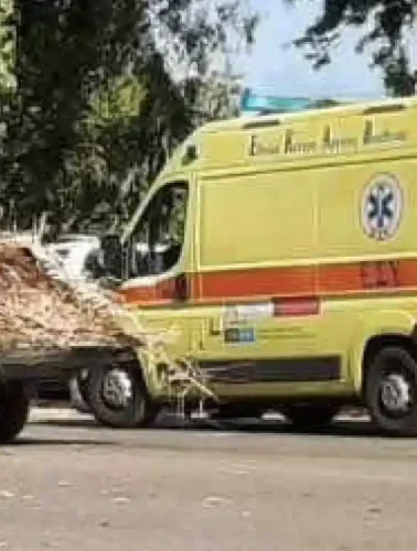 Το ασθενοφόρο μετέφερε τη σορό της άτυχης γυναίκας στο νοσοκομείο Καρύστου