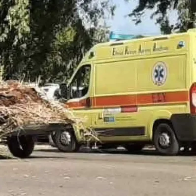 Το ασθενοφόρο μετέφερε τη σορό της άτυχης γυναίκας στο νοσοκομείο Καρύστου