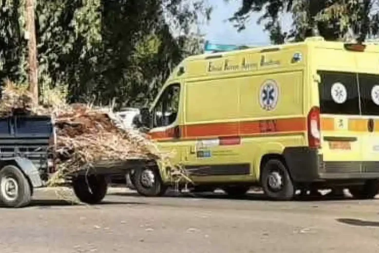 Το ασθενοφόρο μετέφερε τη σορό της άτυχης γυναίκας στο νοσοκομείο Καρύστου