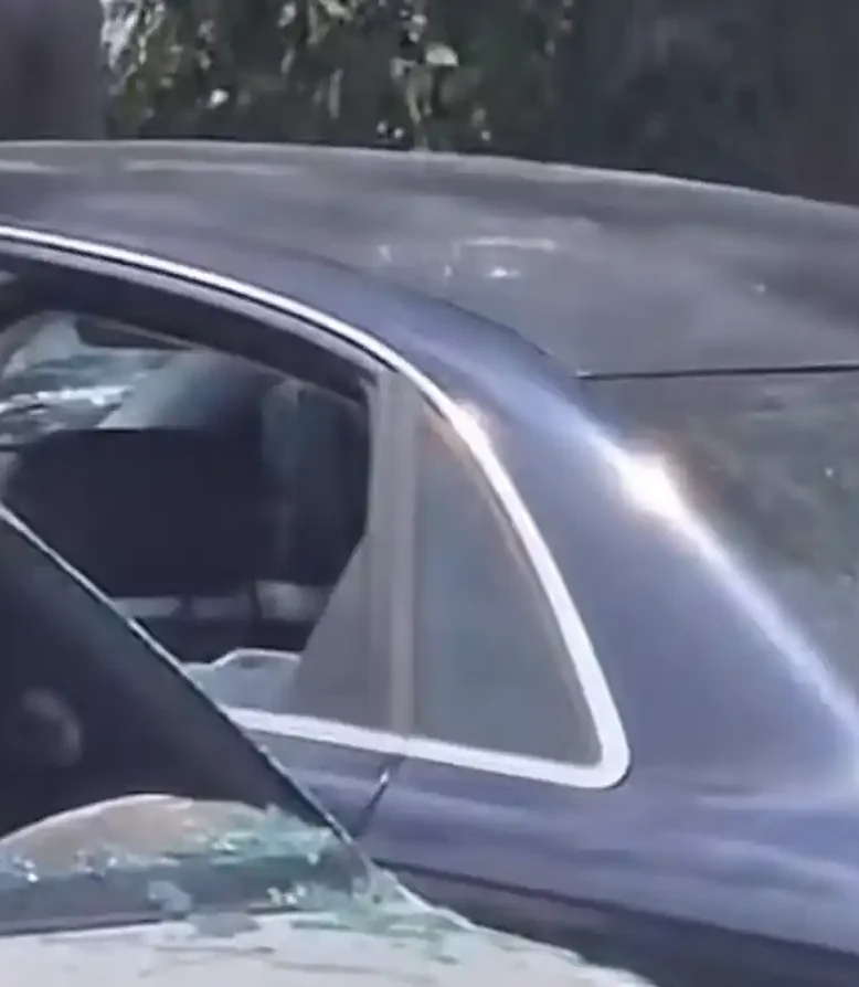 Αυτοκίνητα με σπασμένα τζάμια