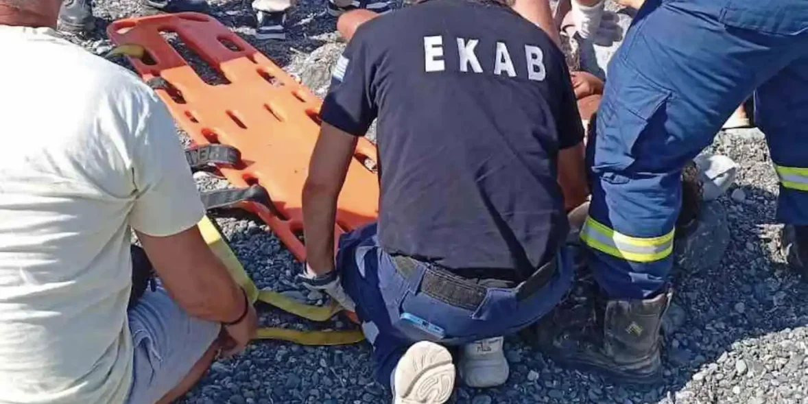 Διασώστες δίνουν τις πρώτες βοήθειες στον τραυματισμένο άντρα.