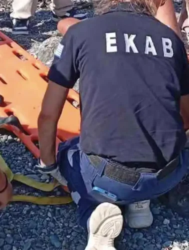 Διασώστες δίνουν τις πρώτες βοήθειες στον τραυματισμένο άντρα.