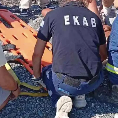 Διασώστες δίνουν τις πρώτες βοήθειες στον τραυματισμένο άντρα.