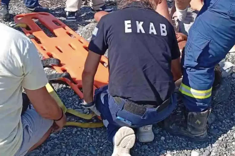 Διασώστες δίνουν τις πρώτες βοήθειες στον τραυματισμένο άντρα.