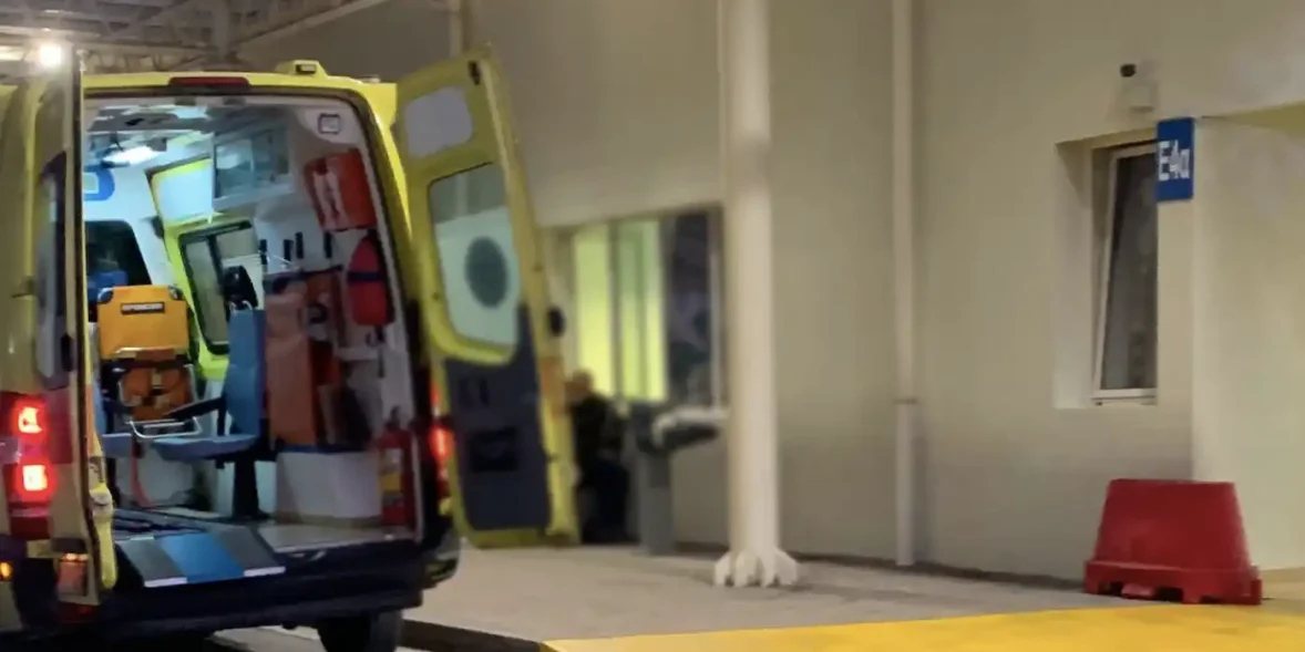 Ασθενοφόρο σταθμευμένο μπροστά στο Γενικό Νοσοκομείο Χαλκίδας.