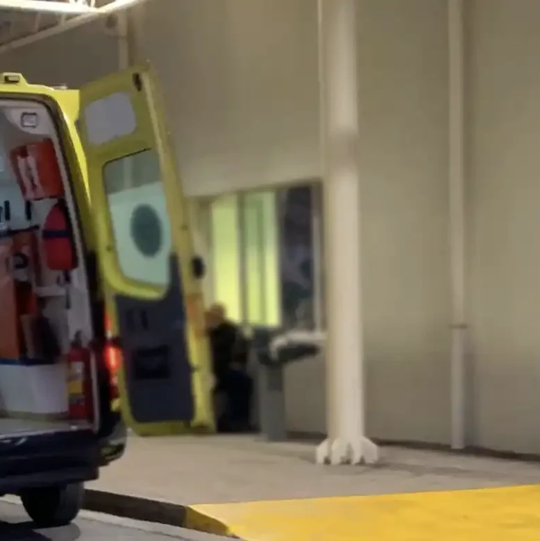 Ασθενοφόρο σταθμευμένο μπροστά στο Γενικό Νοσοκομείο Χαλκίδας.