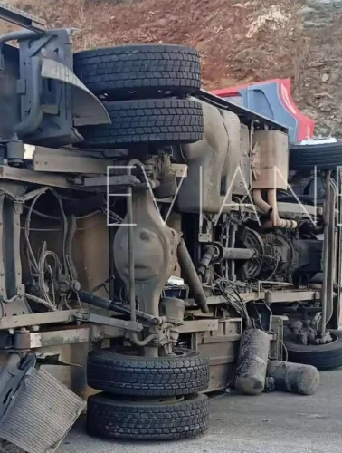 Φορτηγό ύστερα από τροχαίο ατύχημα