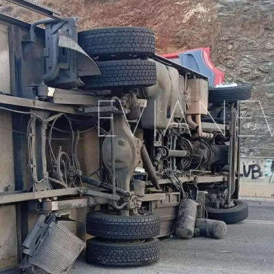 Φορτηγό ύστερα από τροχαίο ατύχημα