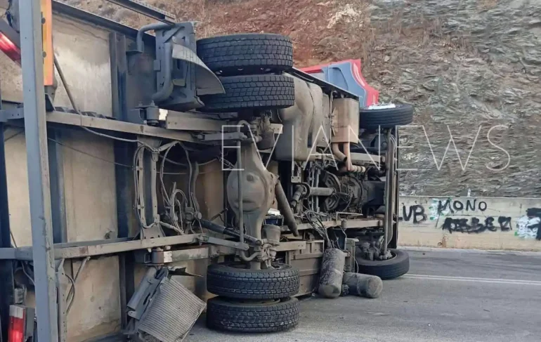 Φορτηγό ύστερα από τροχαίο ατύχημα