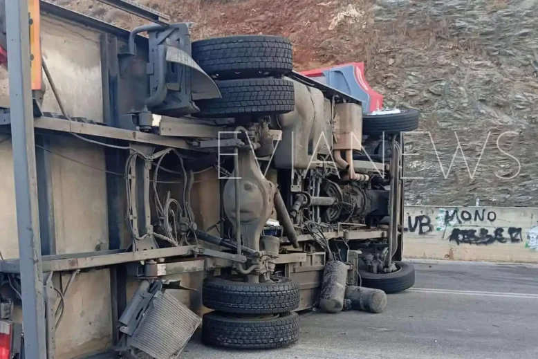 Φορτηγό ύστερα από τροχαίο ατύχημα
