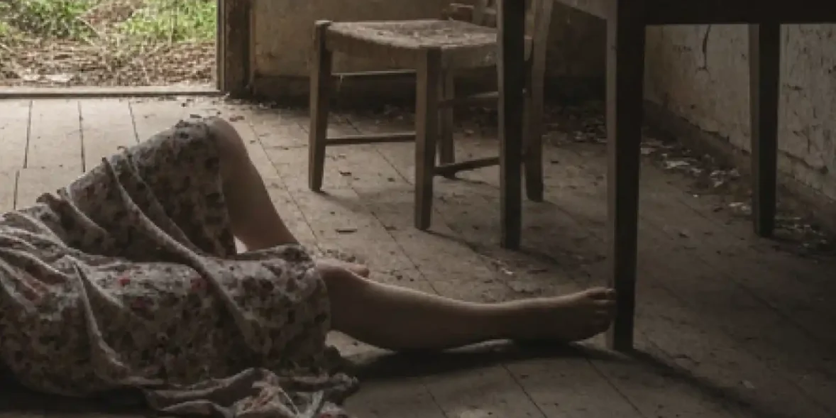 Γυναίκα στο πάτωμα σπιτιού