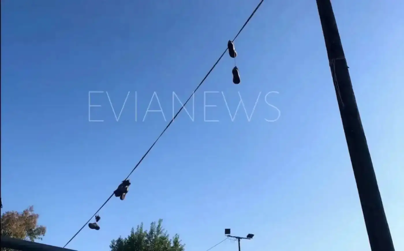 Σε πολλές γειτονιές της Χαλκίδας, αλλά και σε πόλεις σε όλο τον κόσμο, τα βλέμματα συχνά στρέφονται ψηλά, στα ηλεκτροφόρα καλώδια.