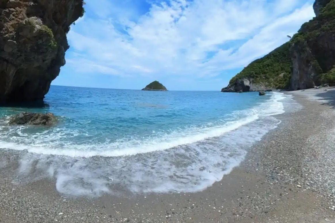 Μια κρυμμένη παραλία στην Εύβοια
