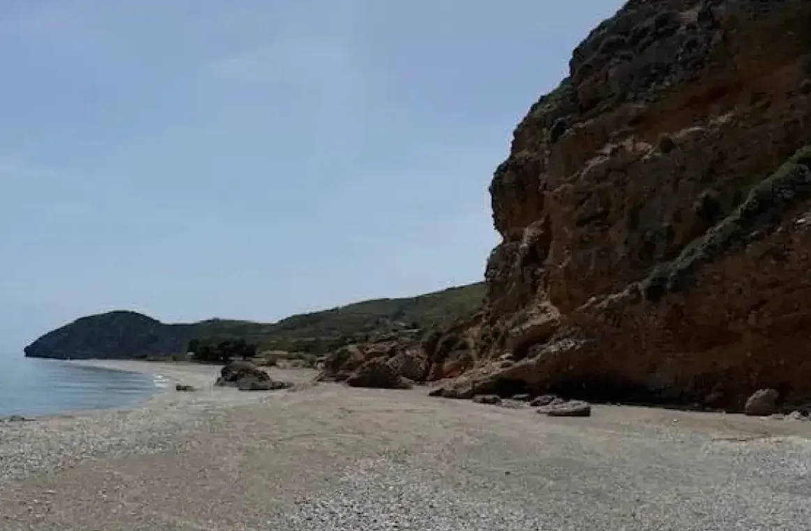 Παραλία της Εύβοιας που μοιάζει με εξωτικό νησί