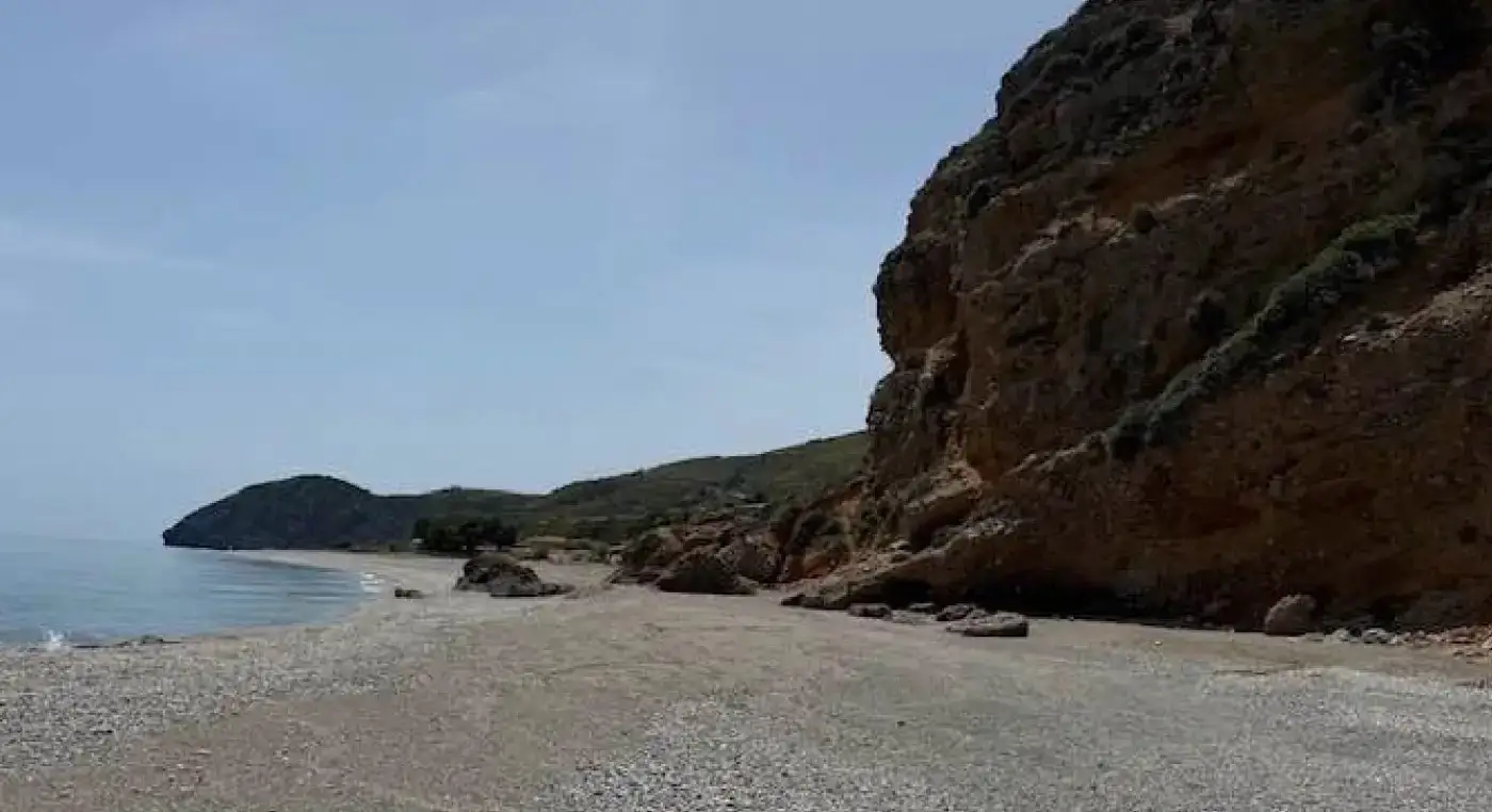 Παραλία της Εύβοιας που μοιάζει με εξωτικό νησί