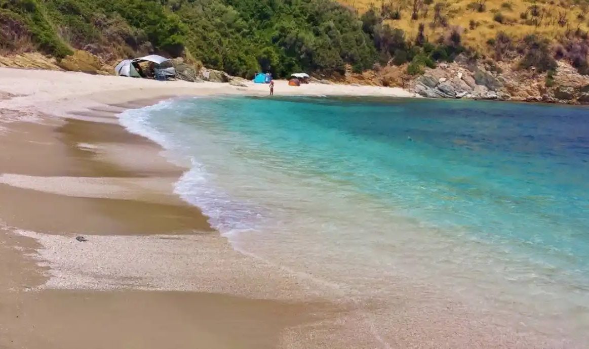 Αυτή είναι η πιο «νησιώτικη» παραλία της Εύβοιας – Θα καταφέρεις να βρεις τον δρόμο για τον Μάγειρα;