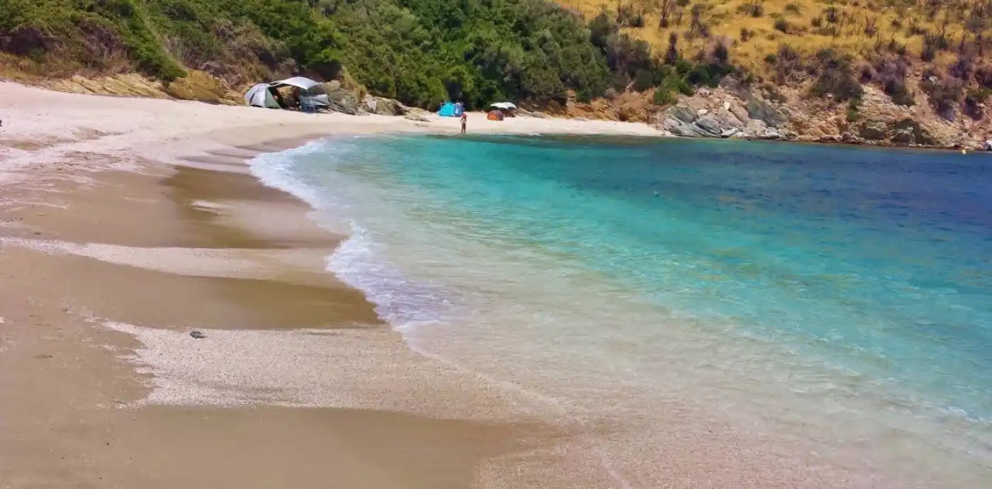 Αυτή είναι η πιο «νησιώτικη» παραλία της Εύβοιας – Θα καταφέρεις να βρεις τον δρόμο για τον Μάγειρα;
