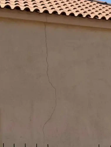 Ρωγμές σε σπίτια μετά τον σεισμό