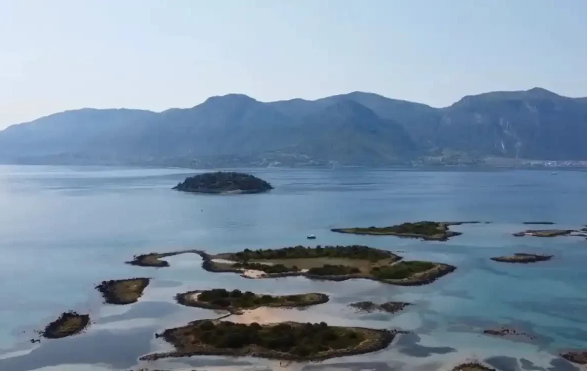 Ένας Επίγειος Παράδεισος με Χρυσή Άμμο και Γαλαζοπράσινα Νερά