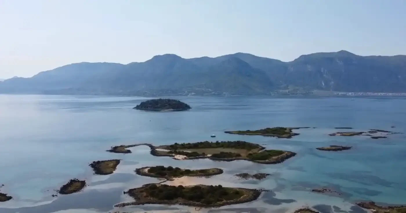 Ένας Επίγειος Παράδεισος με Χρυσή Άμμο και Γαλαζοπράσινα Νερά