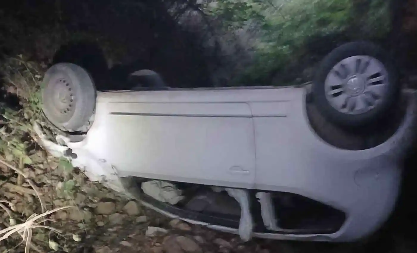 Σοβαρό τροχαίο στην Εύβοια: ΙΧ βρέθηκε τούμπα σε γκρεμό