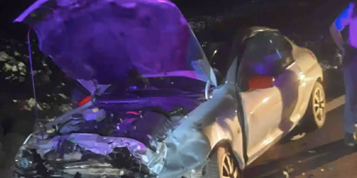 Τροχαίο στην Εύβοια με εμπλοκή οχημάτων και παρουσία έκτακτης βοήθειας.