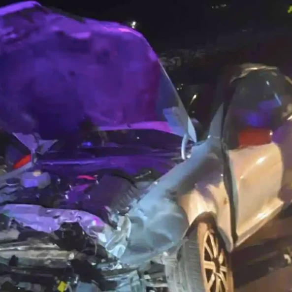 Τροχαίο στην Εύβοια με εμπλοκή οχημάτων και παρουσία έκτακτης βοήθειας.