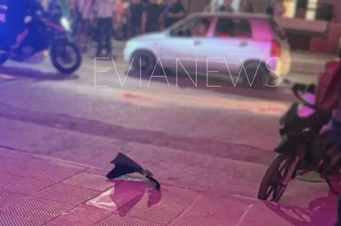 Πλήθος ανθρώπων γύρω από το σημείο τροχαίου στη Χαλκίδα, με αστυνομία και πεζούς να παρακολουθούν τον τραυματία.