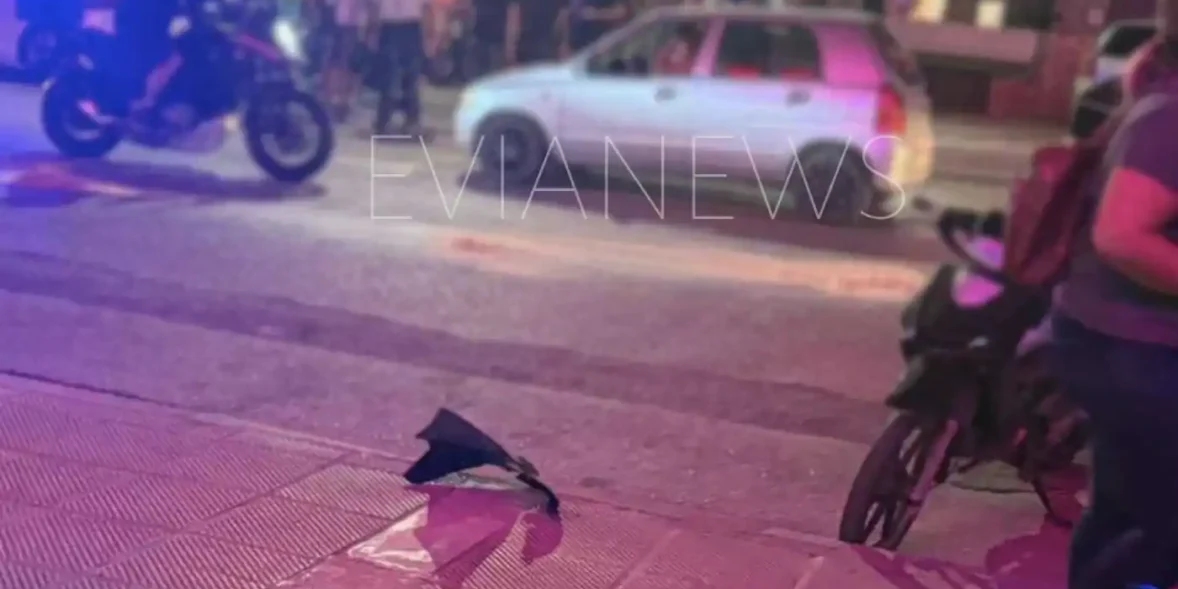 Πλήθος ανθρώπων γύρω από το σημείο τροχαίου στη Χαλκίδα, με αστυνομία και πεζούς να παρακολουθούν τον τραυματία.