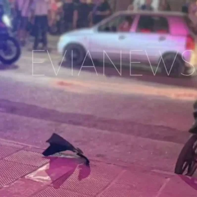 Πλήθος ανθρώπων γύρω από το σημείο τροχαίου στη Χαλκίδα, με αστυνομία και πεζούς να παρακολουθούν τον τραυματία.