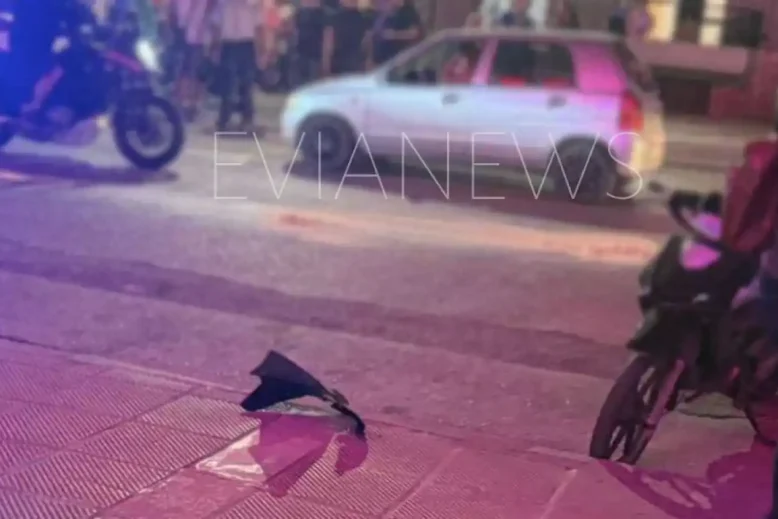 Πλήθος ανθρώπων γύρω από το σημείο τροχαίου στη Χαλκίδα, με αστυνομία και πεζούς να παρακολουθούν τον τραυματία.