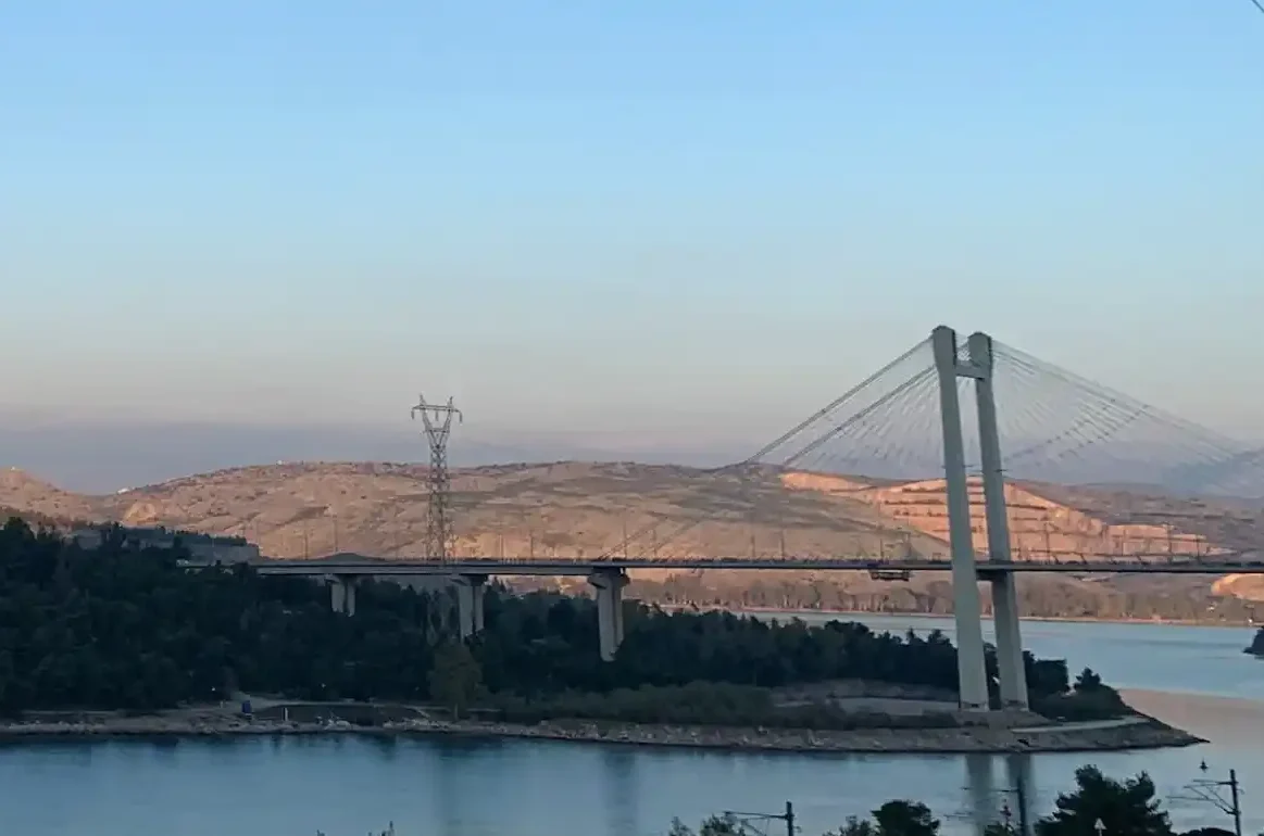 Η υψηλή γέφυρα της Χαλκίδας λίγο πριν την είσοδο της πόλης.