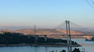 Η υψηλή γέφυρα της Χαλκίδας λίγο πριν την είσοδο της πόλης.