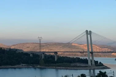 Η υψηλή γέφυρα της Χαλκίδας λίγο πριν την είσοδο της πόλης.