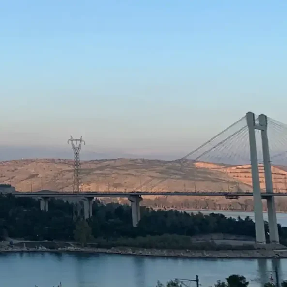 Η υψηλή γέφυρα της Χαλκίδας λίγο πριν την είσοδο της πόλης.