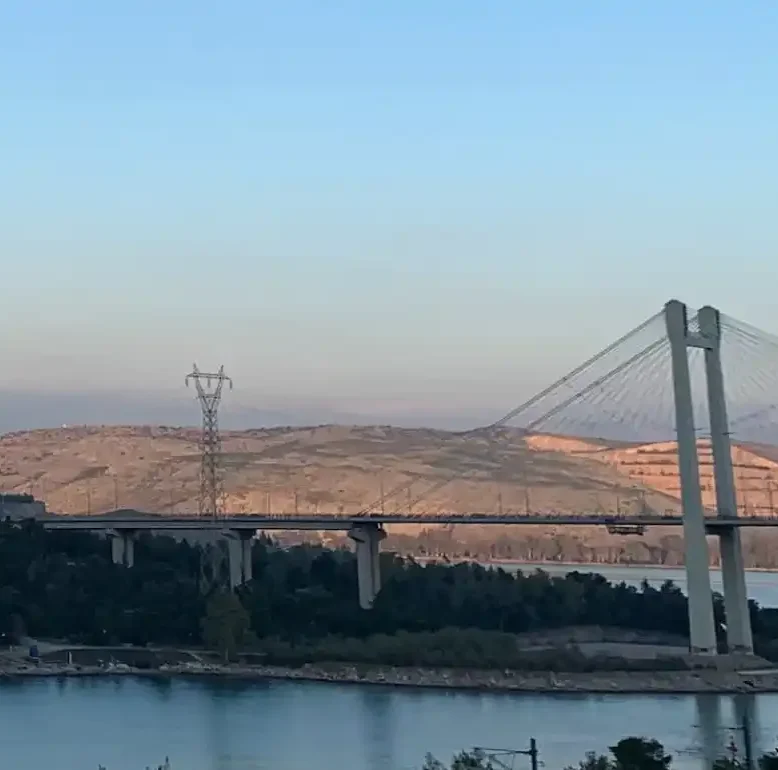 Η υψηλή γέφυρα της Χαλκίδας λίγο πριν την είσοδο της πόλης.