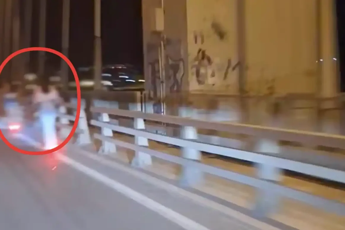 Ανήλικα κορίτσια με τα πατίνια στην υψηλή γέφυρα της Χαλκίδας.