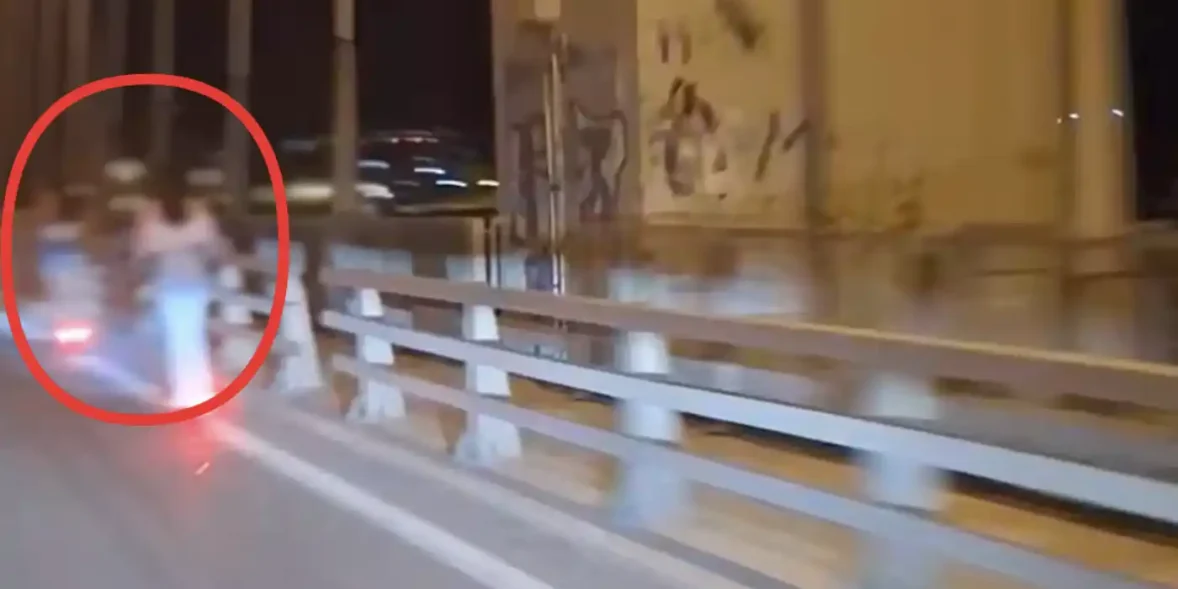 Ανήλικα κορίτσια με τα πατίνια στην υψηλή γέφυρα της Χαλκίδας.