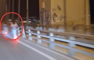 Ανήλικα κορίτσια με τα πατίνια στην υψηλή γέφυρα της Χαλκίδας.