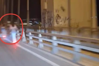 Ανήλικα κορίτσια με τα πατίνια στην υψηλή γέφυρα της Χαλκίδας.