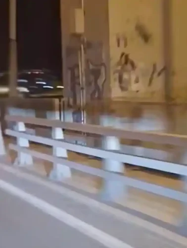 Ανήλικα κορίτσια με τα πατίνια στην υψηλή γέφυρα της Χαλκίδας.