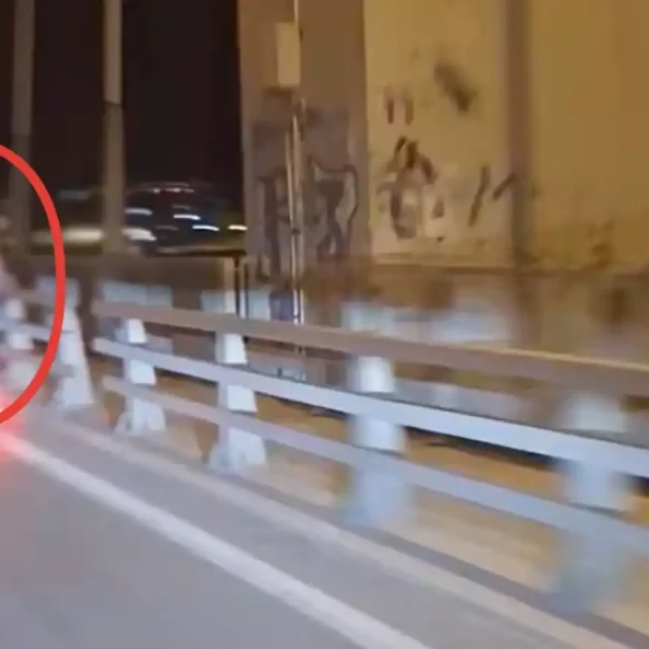 Ανήλικα κορίτσια με τα πατίνια στην υψηλή γέφυρα της Χαλκίδας.