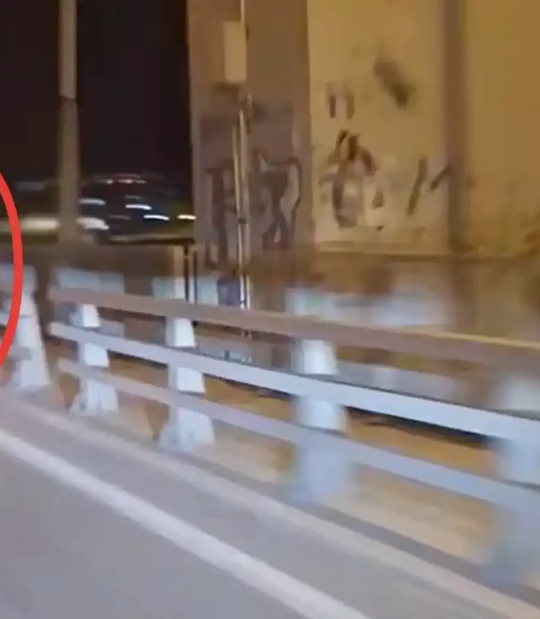 Ανήλικα κορίτσια με τα πατίνια στην υψηλή γέφυρα της Χαλκίδας.